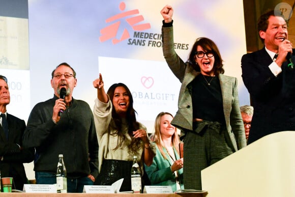 Jean Reno, Eva Longoria, Zabou Breitman et Dominic West lors de la 164ème vente des Hospices de Beaune sous les Halles de Beaune le 17 novembre 2024. Cette 164ème édition se tenait comme chaque année sous la Halle de Beaune, en face de l'Hôtel-Dieu. La Pièce de Charité, un Beaune 1er cru "Les Bressandes", a été vendue pour 360.000 euros © Romain Doucelin / Bestimage 