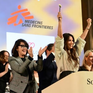 Jean Reno, Zabou Breitman, Eva Longoria lors de la 164ème vente des Hospices de Beaune sous les Halles de Beaune le 17 novembre 2024. Cette 164ème édition se tenait comme chaque année sous la Halle de Beaune, en face de l'Hôtel-Dieu. La Pièce de Charité, un Beaune 1er cru "Les Bressandes", a été vendue pour 360.000 euros © Romain Doucelin / Bestimage 