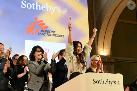 Jean Reno, Zabou Breitman, Eva Longoria lors de la 164ème vente des Hospices de Beaune sous les Halles de Beaune le 17 novembre 2024. Cette 164ème édition se tenait comme chaque année sous la Halle de Beaune, en face de l'Hôtel-Dieu. La Pièce de Charité, un Beaune 1er cru "Les Bressandes", a été vendue pour 360.000 euros © Romain Doucelin / Bestimage 