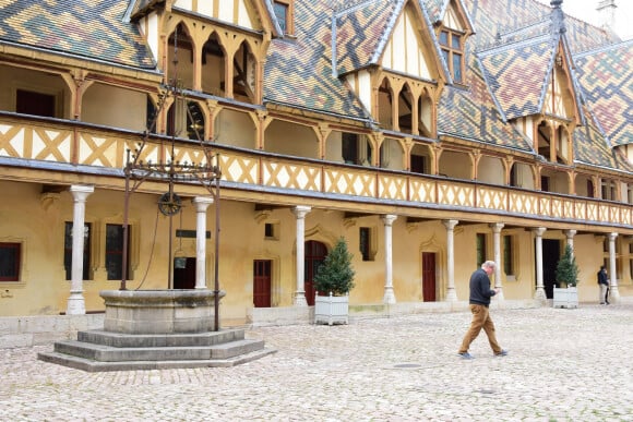 illustration lors de la 164ème vente des Hospices de Beaune sous les Halles de Beaune le 17 novembre 2024. Cette 164ème édition se tenait comme chaque année sous la Halle de Beaune, en face de l'Hôtel-Dieu. La Pièce de Charité, un Beaune 1er cru "Les Bressandes", a été vendue pour 360.000 euros © Romain Doucelin / Bestimage 