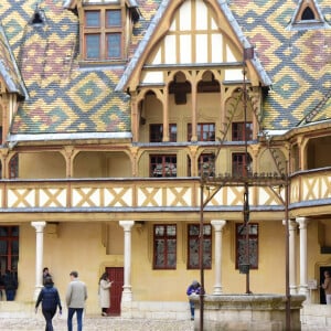 illustration lors de la 164ème vente des Hospices de Beaune sous les Halles de Beaune le 17 novembre 2024. Cette 164ème édition se tenait comme chaque année sous la Halle de Beaune, en face de l'Hôtel-Dieu. La Pièce de Charité, un Beaune 1er cru "Les Bressandes", a été vendue pour 360.000 euros © Romain Doucelin / Bestimage 