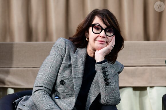 Zabou Breitman lors de la 164ème vente des Hospices de Beaune sous les Halles de Beaune le 17 novembre 2024. Cette 164ème édition se tenait comme chaque année sous la Halle de Beaune, en face de l'Hôtel-Dieu. La Pièce de Charité, un Beaune 1er cru "Les Bressandes", a été vendue pour 360.000 euros © Romain Doucelin / Bestimage 