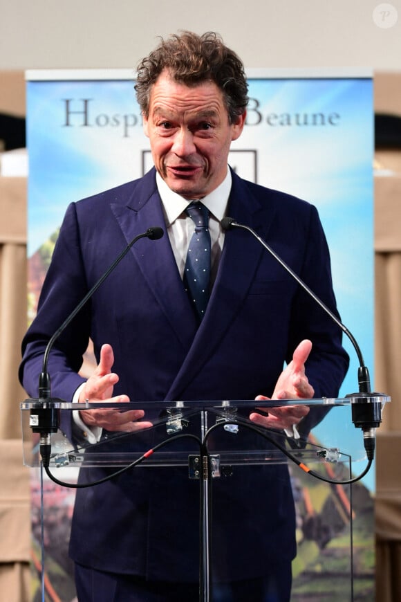 Dominic West lors de la 164ème vente des Hospices de Beaune sous les Halles de Beaune le 17 novembre 2024. Cette 164ème édition se tenait comme chaque année sous la Halle de Beaune, en face de l'Hôtel-Dieu. La Pièce de Charité, un Beaune 1er cru "Les Bressandes", a été vendue pour 360.000 euros © Romain Doucelin / Bestimage