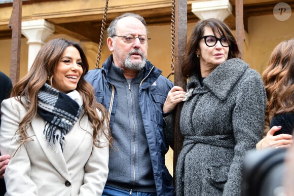 Eva Longoria, Jean Reno, Zabou Breitman lors de la 164ème vente des Hospices de Beaune sous les Halles de Beaune le 17 novembre 2024. Cette 164ème édition se tenait comme chaque année sous la Halle de Beaune, en face de l'Hôtel-Dieu. La Pièce de Charité, un Beaune 1er cru "Les Bressandes", a été vendue pour 360.000 euros © Romain Doucelin / Bestimage 