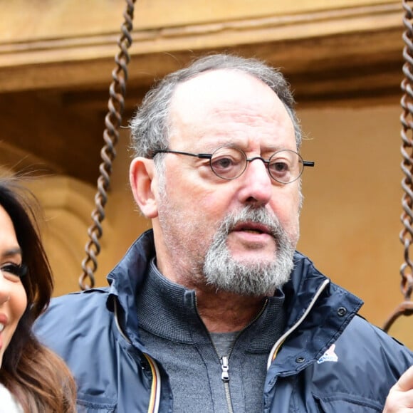 Eva Longoria, Jean Reno, Zabou Breitman lors de la 164ème vente des Hospices de Beaune sous les Halles de Beaune le 17 novembre 2024. Cette 164ème édition se tenait comme chaque année sous la Halle de Beaune, en face de l'Hôtel-Dieu. La Pièce de Charité, un Beaune 1er cru "Les Bressandes", a été vendue pour 360.000 euros © Romain Doucelin / Bestimage 