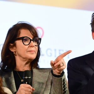 Eva Longoria, Zabou Breitman et Dominic West lors de la 164ème vente des Hospices de Beaune sous les Halles de Beaune le 17 novembre 2024. Cette 164ème édition se tenait comme chaque année sous la Halle de Beaune, en face de l'Hôtel-Dieu. La Pièce de Charité, un Beaune 1er cru "Les Bressandes", a été vendue pour 360.000 euros © Romain Doucelin / Bestimage 