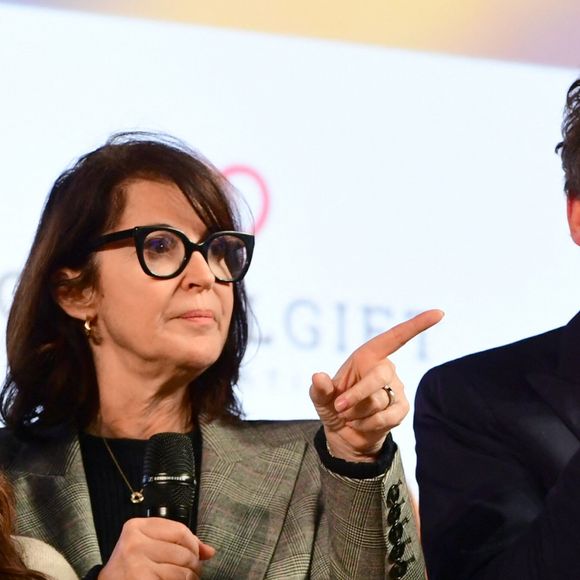 Eva Longoria, Zabou Breitman et Dominic West lors de la 164ème vente des Hospices de Beaune sous les Halles de Beaune le 17 novembre 2024. Cette 164ème édition se tenait comme chaque année sous la Halle de Beaune, en face de l'Hôtel-Dieu. La Pièce de Charité, un Beaune 1er cru "Les Bressandes", a été vendue pour 360.000 euros © Romain Doucelin / Bestimage 