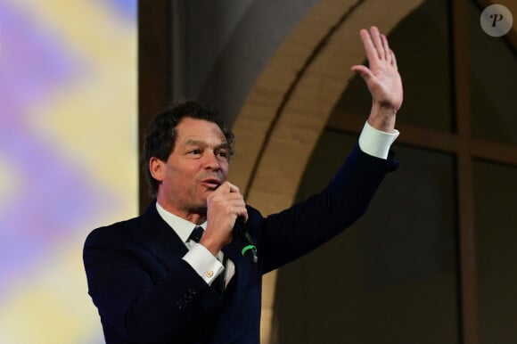 Dominic West lors de la 164ème vente des Hospices de Beaune sous les Halles de Beaune le 17 novembre 2024. Cette 164ème édition se tenait comme chaque année sous la Halle de Beaune, en face de l'Hôtel-Dieu. La Pièce de Charité, un Beaune 1er cru "Les Bressandes", a été vendue pour 360.000 euros © Romain Doucelin / Bestimage 