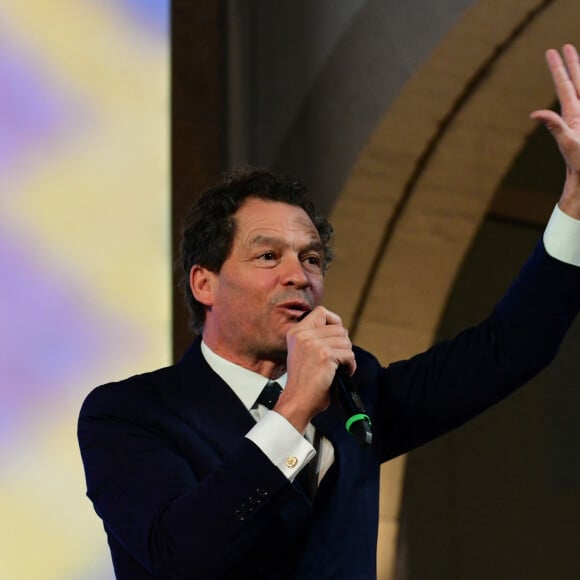 Dominic West lors de la 164ème vente des Hospices de Beaune sous les Halles de Beaune le 17 novembre 2024. Cette 164ème édition se tenait comme chaque année sous la Halle de Beaune, en face de l'Hôtel-Dieu. La Pièce de Charité, un Beaune 1er cru "Les Bressandes", a été vendue pour 360.000 euros © Romain Doucelin / Bestimage 