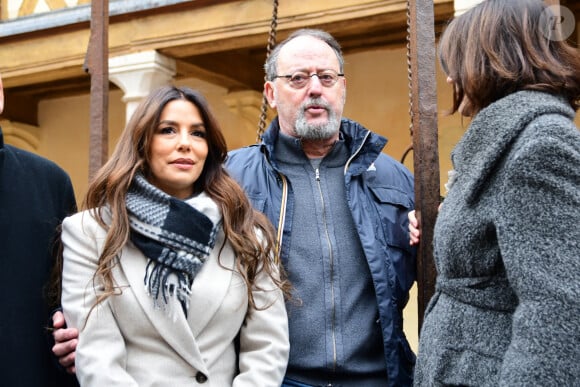 Eva Longoria, Jean Reno lors de la 164ème vente des Hospices de Beaune sous les Halles de Beaune le 17 novembre 2024. Cette 164ème édition se tenait comme chaque année sous la Halle de Beaune, en face de l'Hôtel-Dieu. La Pièce de Charité, un Beaune 1er cru "Les Bressandes", a été vendue pour 360.000 euros © Romain Doucelin / Bestimage 