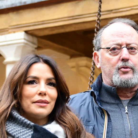 Eva Longoria, Jean Reno lors de la 164ème vente des Hospices de Beaune sous les Halles de Beaune le 17 novembre 2024. Cette 164ème édition se tenait comme chaque année sous la Halle de Beaune, en face de l'Hôtel-Dieu. La Pièce de Charité, un Beaune 1er cru "Les Bressandes", a été vendue pour 360.000 euros © Romain Doucelin / Bestimage 