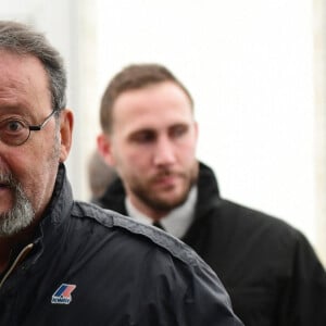 Jean Reno lors de la 164ème vente des Hospices de Beaune sous les Halles de Beaune le 17 novembre 2024. Cette 164ème édition se tenait comme chaque année sous la Halle de Beaune, en face de l'Hôtel-Dieu. La Pièce de Charité, un Beaune 1er cru "Les Bressandes", a été vendue pour 360.000 euros © Romain Doucelin / Bestimage  164th Hospices de Beaune auction under the Halles de Beaune on 17 November 2024. As in previous years, the 164th Hospices de Beaune auction was held in the Halle de Beaune, opposite the Hôtel-Dieu. The Pièce de Charité, a Beaune 1er cru ‘Les Bressandes’, sold for €360,000. 