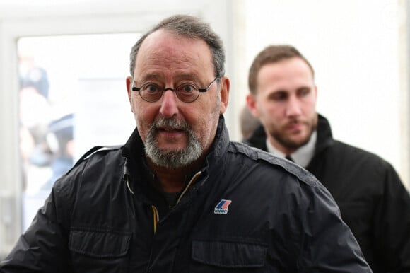 Jean Reno lors de la 164ème vente des Hospices de Beaune sous les Halles de Beaune le 17 novembre 2024. Cette 164ème édition se tenait comme chaque année sous la Halle de Beaune, en face de l'Hôtel-Dieu. La Pièce de Charité, un Beaune 1er cru "Les Bressandes", a été vendue pour 360.000 euros © Romain Doucelin / Bestimage  164th Hospices de Beaune auction under the Halles de Beaune on 17 November 2024. As in previous years, the 164th Hospices de Beaune auction was held in the Halle de Beaune, opposite the Hôtel-Dieu. The Pièce de Charité, a Beaune 1er cru ‘Les Bressandes’, sold for €360,000. 