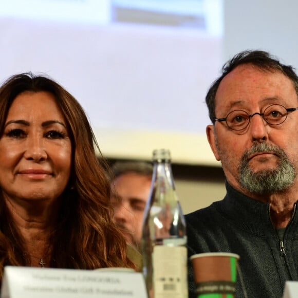 Maria Bravo (Fondatrice de la Global Gift Foundation) , Jean Reno lors de la 164ème vente des Hospices de Beaune sous les Halles de Beaune le 17 novembre 2024. Cette 164ème édition se tenait comme chaque année sous la Halle de Beaune, en face de l'Hôtel-Dieu. La Pièce de Charité, un Beaune 1er cru "Les Bressandes", a été vendue pour 360.000 euros © Romain Doucelin / Bestimage  164th Hospices de Beaune auction under the Halles de Beaune on 17 November 2024. As in previous years, the 164th Hospices de Beaune auction was held in the Halle de Beaune, opposite the Hôtel-Dieu. The Pièce de Charité, a Beaune 1er cru ‘Les Bressandes’, sold for €360,000. 