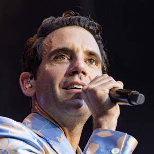 "On m'avait déjà proposé ce rôle par le passé, mais je n'avais pas pu accepter pour des raisons d'emploi du temps. Cette fois-ci, c'était le bon moment", a-t-il déclaré à Télé 7 jours.
Mika en concert au Festival Kunst Rasen à Bonn. Le 29 juillet 2024 © Imago / Panoramic / Bestimage 