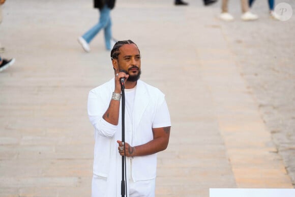 Selon les dernières informations dévoilées par le "Parisien", un autre technicien aurait également porté plainte contre Slimane
Exclusif - Slimane interprète sa nouvelle chanson "Résister" sur le parvis de Notre-Dame à Paris. Le 6 juin 2024. A quelques jours de la sortie de ce nouveau single, le chanteur a fait un happening étonnant hier soir à 20h30 entouré de 30 choristes. Ces images tournées intégreront le clip qui, lui aussi, sortira prochainement. © Christophe Clovis / Bestimage