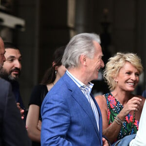 "Ah ça, on verra. L'avenir nous le dira. Je n'ai pas de réponse à donner là-dessus pour le moment"
Eric Dupond-Moretti, Ibrahim Maalouf, William Leymergie et sa compagne Sophie Davant, Gérard Darmon - Mariage de Claude Lelouch à la mairie du 18ème à Paris. Le 17 juin 2023