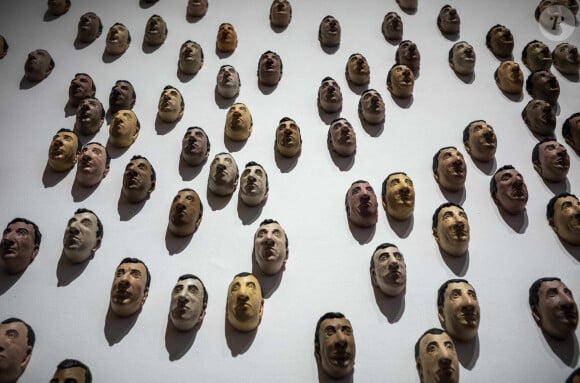 Plusieurs visages accrochés au mur lors de l'exposition de Maurizio Cattelan intitulée "The Last Judgment art exhibition" au UCCA Center for Contemporary Art in Beijing, en Chine, le 5 décembre 2021.