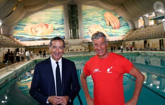 Le maire Giuseppe Sala et l'artiste Maurizio Cattelan à l'inauguration de l'installation "Be Water" à Milan, en Italie le 6 septembre 2021.