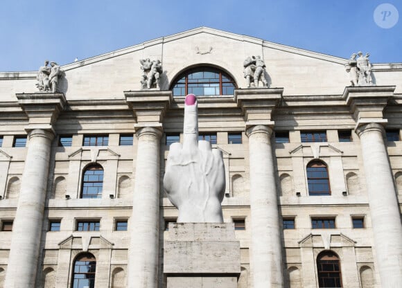 Une installation de pigeons par Maurizio Cattelan à la Bourse de Commerce-Pinault Collection, à Paris.