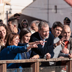 notamment dans le contexte des graves intempéries qui touchent leur pays
Le roi Felipe VI et la reine Letizia d'Espagne visitent Chiva, moins d'un mois après leur accueil houleux à Valence, suite aux inondations meurtrières dans la région, le 19 novembre 2024. © EuropaPress / Bestimage