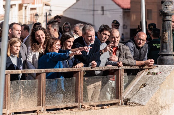 notamment dans le contexte des graves intempéries qui touchent leur pays
Le roi Felipe VI et la reine Letizia d'Espagne visitent Chiva, moins d'un mois après leur accueil houleux à Valence, suite aux inondations meurtrières dans la région, le 19 novembre 2024. © EuropaPress / Bestimage