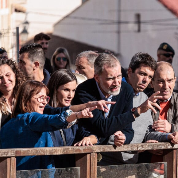 notamment dans le contexte des graves intempéries qui touchent leur pays
Le roi Felipe VI et la reine Letizia d'Espagne visitent Chiva, moins d'un mois après leur accueil houleux à Valence, suite aux inondations meurtrières dans la région, le 19 novembre 2024. © EuropaPress / Bestimage