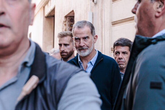 Le roi Felipe VI visitant Chiva, moins d'un mois après leur accueil houleux à Valence, suite aux inondations meurtrières dans la région, le 19 novembre 2024. © EuropaPress / Bestimage