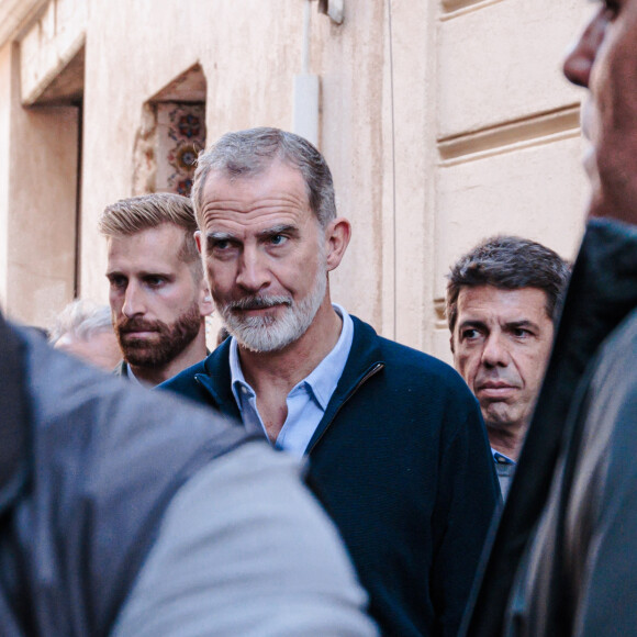 Le roi Felipe VI visitant Chiva, moins d'un mois après leur accueil houleux à Valence, suite aux inondations meurtrières dans la région, le 19 novembre 2024. © EuropaPress / Bestimage