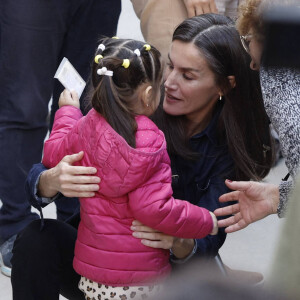 La reine Letizia d'Espagne visitant Chiva, moins d'un mois après leur accueil houleux à Valence, suite aux inondations meurtrières dans la région, le 19 novembre 2024. © Cordon / Bestimage