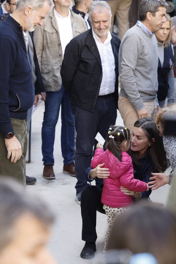 La reine Letizia d'Espagne visitant Chiva, moins d'un mois après leur accueil houleux à Valence, suite aux inondations meurtrières dans la région, le 19 novembre 2024. © Cordon / Bestimage