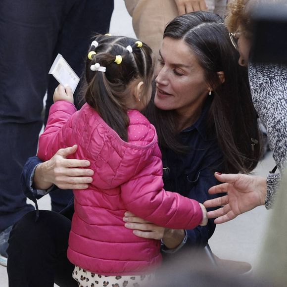 La reine Letizia d'Espagne visitant Chiva, moins d'un mois après leur accueil houleux à Valence, suite aux inondations meurtrières dans la région, le 19 novembre 2024. © Cordon / Bestimage