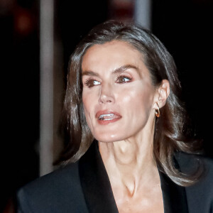 La reine Letizia d'Espagne arrive à la cérémonie de remise des prix de journalisme "Francisco Cerecedo" à l'hôtel Mandarin Oriental Ritz le 18 novembre 2024.