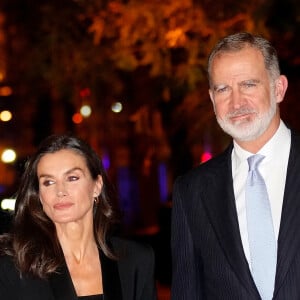 Le roi Felipe VI d'Espagne et la reine Letizia lors de la cérémonie de remise des prix de journalisme "Francisco Cerecedo" à l'hôtel Mandarin Oriental Ritz à Madrid le 18 novembre 2024.