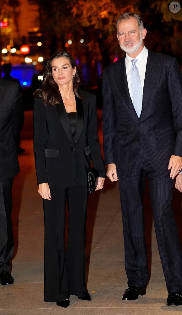 Le roi Felipe VI d'Espagne et la reine Letizia lors de la cérémonie de remise des prix de journalisme "Francisco Cerecedo" à l'hôtel Mandarin Oriental Ritz à Madrid le 18 novembre 2024.