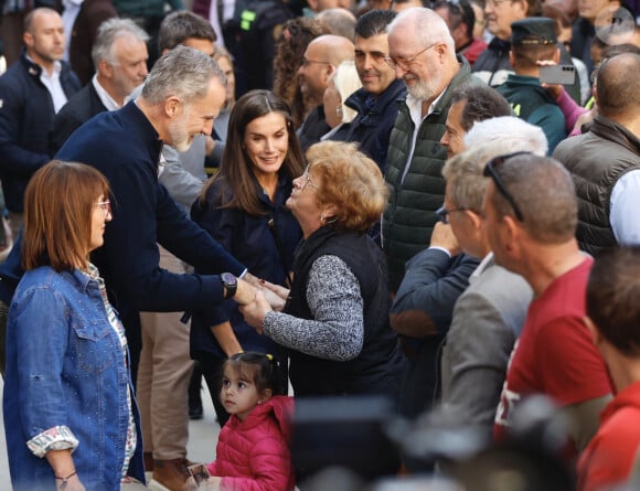 Le roi Felipe VI et la reine Letizia d'Espagne visitent Chiva, moins d'un mois après leur accueil houleux à Valence, suite aux inondations meurtrières dans la région, le 19 novembre 2024. © EuropaPress / Bestimage