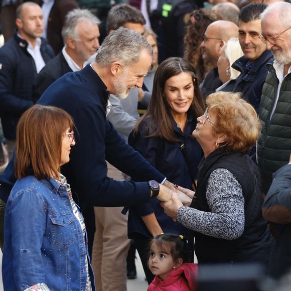 Le roi Felipe VI et la reine Letizia d'Espagne visitent Chiva, moins d'un mois après leur accueil houleux à Valence, suite aux inondations meurtrières dans la région, le 19 novembre 2024. © EuropaPress / Bestimage
