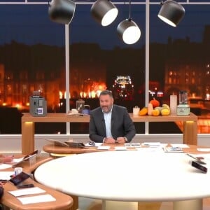 Chaque matin, Bruce Toussaint est entouré d'une équipe de chroniqueurs pour accompagner le réveil des téléspectateurs de TF1
Bruce Toussaint et l'équipe de "Bonjour !" sur TF1