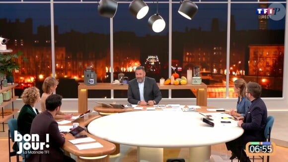 Chaque matin, Bruce Toussaint est entouré d'une équipe de chroniqueurs pour accompagner le réveil des téléspectateurs de TF1
Bruce Toussaint et l'équipe de "Bonjour !" sur TF1