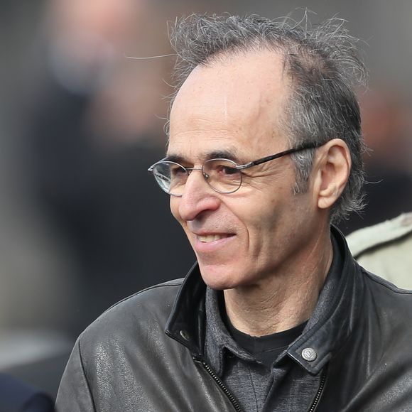 "C'était une vieille Gretsch, une super guitare", ajoute-t-il sur le cadeau de Coluche

Jean-Jacques Goldman et Maxime Le Forestier lors des obsèques de Véronique Colucci au cimetière communal de Montrouge, le 12 avril 2018.
