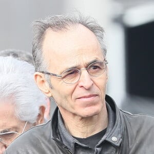 Jean-Jacques Goldman dévoile le beau cadeau de Coluche

Philippe Gildas et Jean-Jacques Goldman lors des obsèques de Véronique Colucci au cimetière communal de Montrouge.