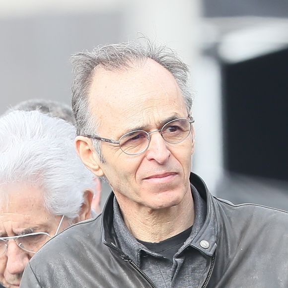 Jean-Jacques Goldman dévoile le beau cadeau de Coluche

Philippe Gildas et Jean-Jacques Goldman lors des obsèques de Véronique Colucci au cimetière communal de Montrouge.