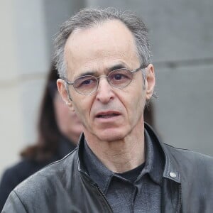 En retour, l'humoriste a fait un beau cadeau à Jean-Jacques Goldman

Jean-Jacques Goldman lors des obsèques de Véronique Colucci au cimetière communal de Montrouge, le 12 avril 2018.