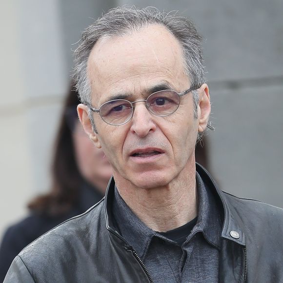 En retour, l'humoriste a fait un beau cadeau à Jean-Jacques Goldman

Jean-Jacques Goldman lors des obsèques de Véronique Colucci au cimetière communal de Montrouge, le 12 avril 2018.