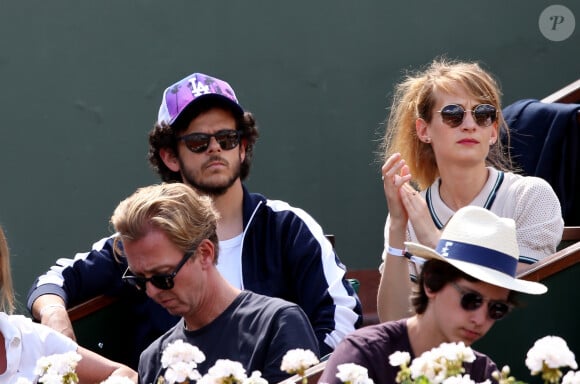 Jolie blonde aux yeux bleus, elle a commencé son parcours artistique en suivant des formations à l'Esca, au studio théâtre d'Asnières et à l'atelier théatral de création.
Michaël Gregorio et Mathilde Moulinat dans les tribunes lors des internationaux de France de Roland Garros à Paris