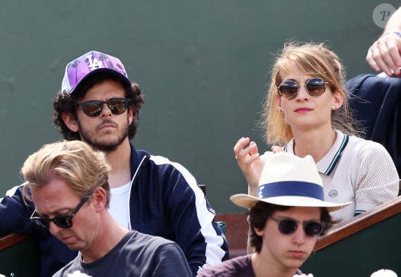  Sur Instagram néanmoins, on découvre un cliché des amoureux datant d'août 2016.
Michaël Gregorio et Mathilde Moulinat dans les tribunes lors des internationaux de France de Roland Garros à Paris, le 9 juin 2017. © Dominique Jacovides - Cyril Moreau/ Bestimage 