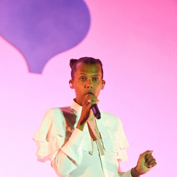 Au moment de le décorer, le roi a déclaré : "Paul Van Haver, mieux connu sous le nom de Stromae, incarne l’originalité sous tous ses aspects".
Concert de Stromae au festival Rock en Seine dans le parc de Saint Cloud le 28 août 2022. 