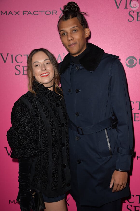 Le chanteur Stromae (nouvelle coupe de cheveux) et sa femme Coralie Barbier lors du photocall du Victoria's Secret Fashion 2016 au Grand Palais à Paris, France, le 30novembre 2016. © BOV/Bestimage