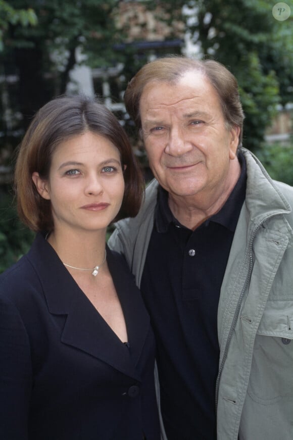 Charlotte Valendrey et Pierre Mondy en 1995 sur le tournage de la série Les Cordier, Juge et Flic. 