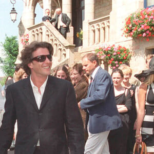 Quatre ans après leur mariage, le couple se séparait. Arthur est aujourd'hui devenu conseiller culinaire.Photo d'archives du 17 juillet 1999 de Charlotte Valandrey épousant Arthur Le Caisne à Pleneuf-Val André, France. Photo par ABACAPRESS.COM